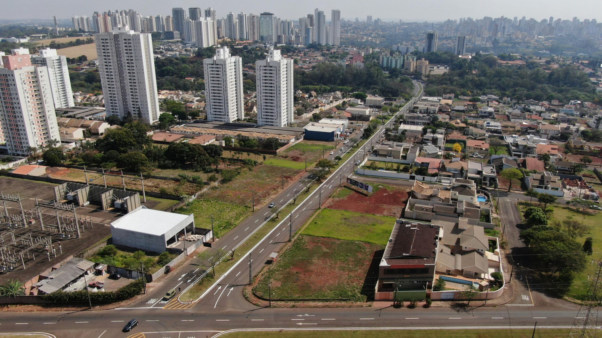 Aerial view of high-rise buildings and residential areas in Parque Residencial Alcantara, Brazil.